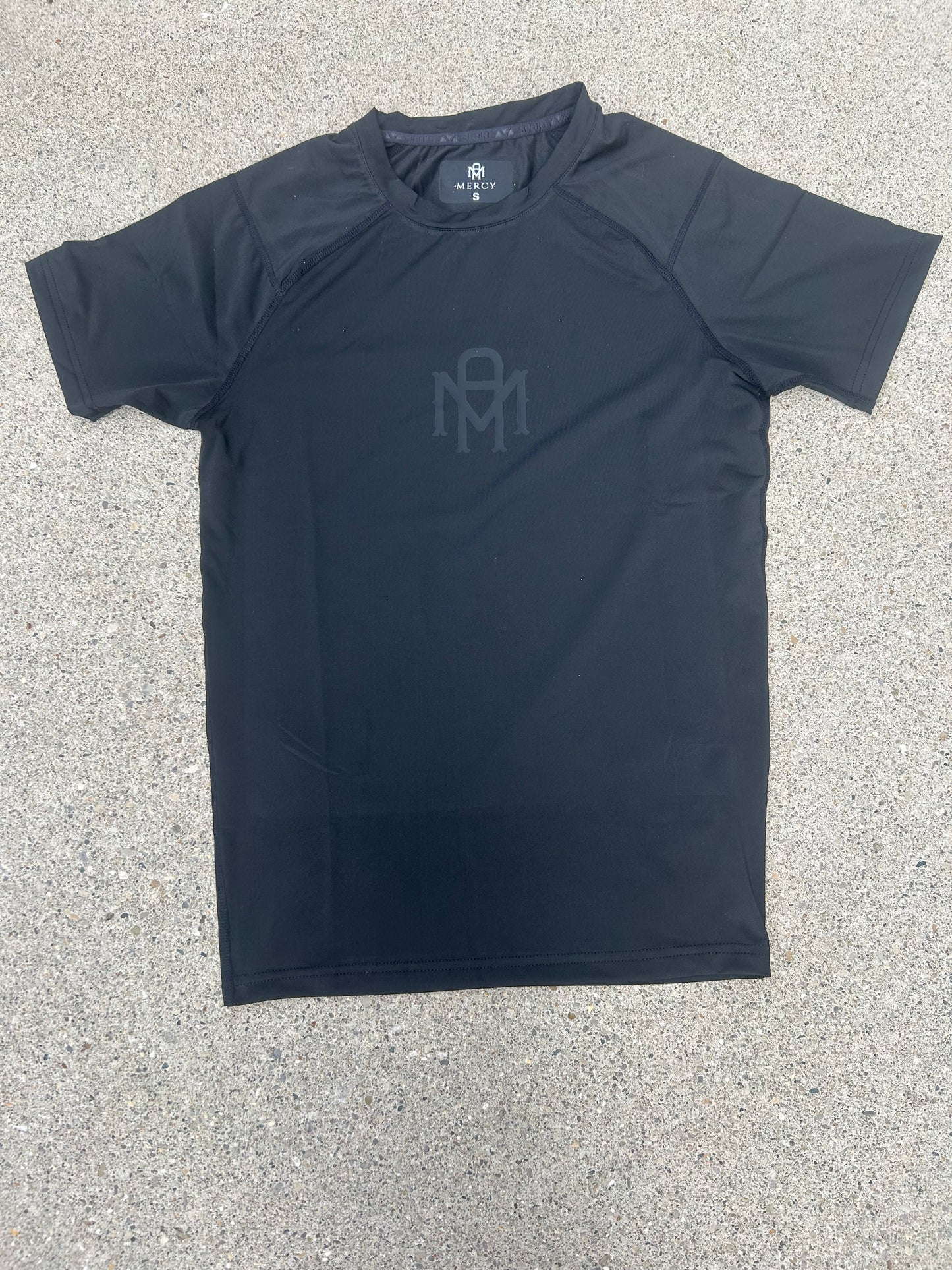 Camiseta de compresión negra Mercy Athletics